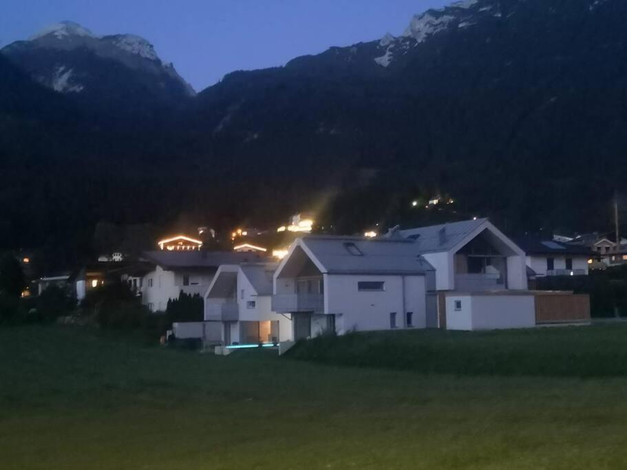 Urban Mountain Chalet With Lake View Маурах Экстерьер фото