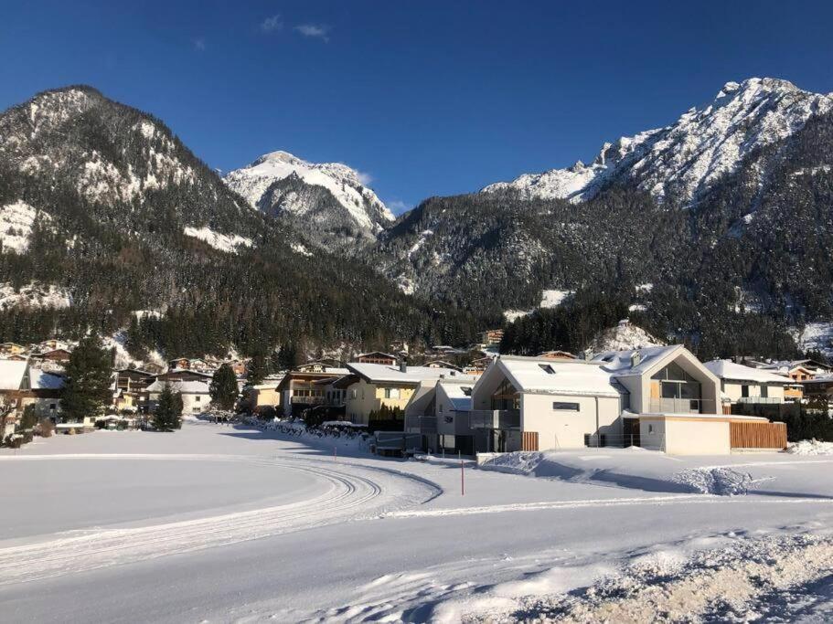 Urban Mountain Chalet With Lake View Маурах Экстерьер фото